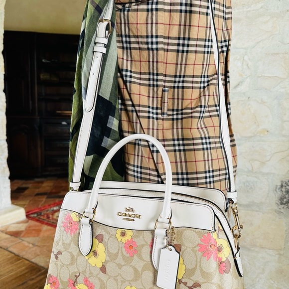 Coach - Picture 12 of 13